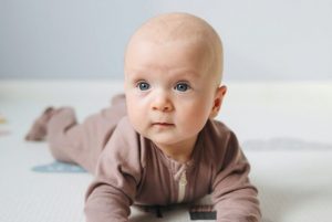 baby shakes head side to side